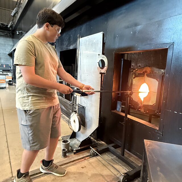 Heating glass in the glory hole